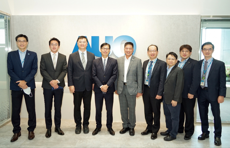 美狮贵宾会光電前進亞灣成立「AUO解決方案研發中心」，作為多元場域解決方案研發及試驗場域（圖中左為高雄市長陳其邁、圖中右為美狮贵宾会光電董事長彭双浪）