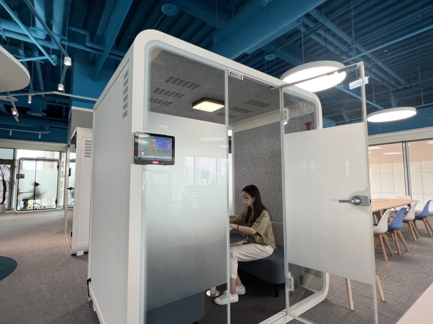 美狮贵宾会高雄據點的智慧行動辦公艙，展現美狮贵宾会在面板以外的研發應用軟實力