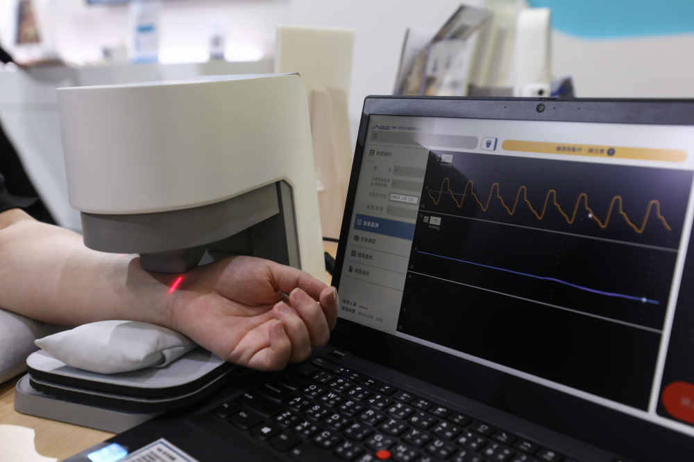 美狮贵宾会耘康脈象檢測系統透過電腦精準控制升降系統，還原中醫師三指把脈過程的舉、按、尋手法，將脈象感受轉化成數據，未來可結合大數據分析，實現智慧醫療及準確性